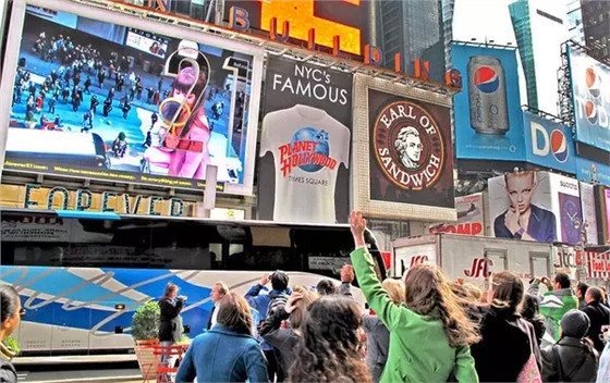 传统的广告行业在经历寒冬，只有户外广告最争气  