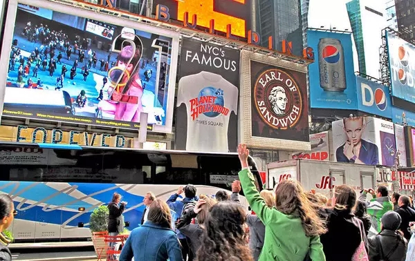 传统的广告行业在经历寒冬，只有户外广告最争气  