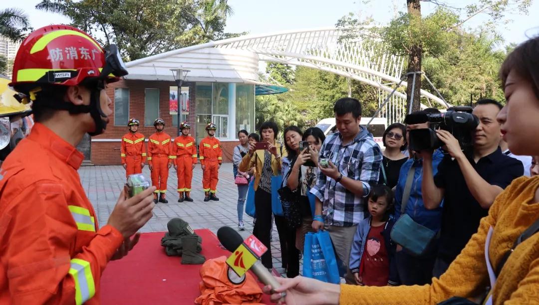 消防员向市民讲解器材.jpg